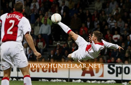 Ronaldo Kickingfootball on Ajax S Klass Jan Huntelaar Scoring From A Superb Bicycle Kick